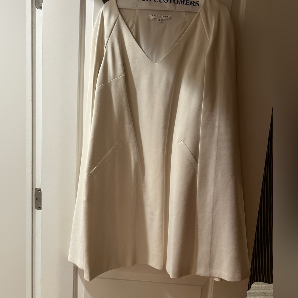 Cape dress with fitted form